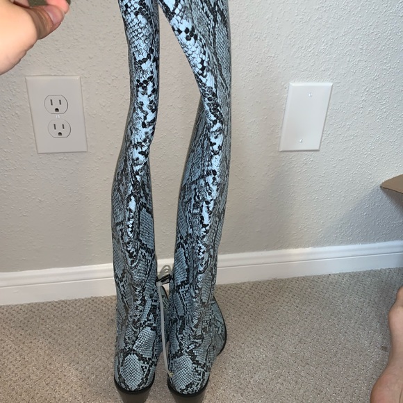 NWT Gianni Bini Alyiraa Blue Snakeskin Print boots - Picture 3 of 7